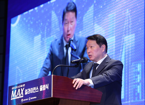 최태원 SK그룹 회장이 지난 10일 서울 중구 웨스틴조선 호텔에서 열린 '제조 AX 얼라이언스(M.AX 얼라이언스)' 출범식에서 축사를 하고 있다. (사진=뉴시스)