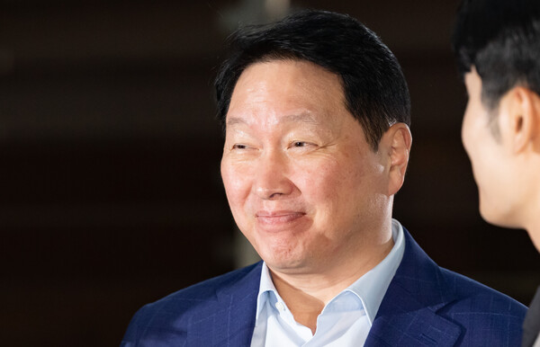 최태원 SK그룹 회장이 지난 16일 오후 서울 강서구 김포비즈니스항공센터를 통해 미국으로 출국하며 취재진의 질문에 답변하고 있다. (사진=뉴시스)