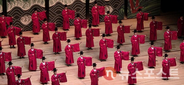 크라운해태제과 임직원들로 구성된 일무팀이 일무(종묘제례악 '전폐(奠弊)희문')을 선보이고 있다. (사진=뉴스포스트 최문수 기자)