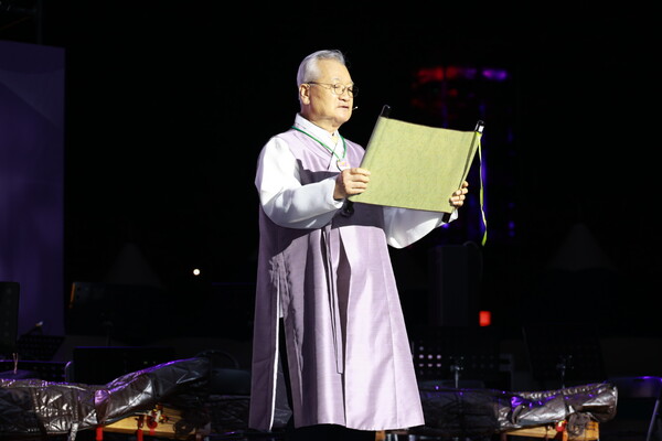 '2025 영동세계국악엑스포' 공동조직위원장으로 활동한 윤영달 크라운해태 회장이 영동군 영동읍 매천리 엑스포 주무대에서 미래 비전 '국악문화도시 No1 영동'을 선포하면서 국악의 세계화 필요성을 강조하고 있다. (사진=뉴시스)