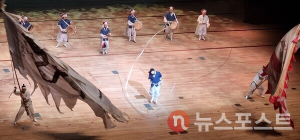 크라운해태 사물놀이단이 '동락' 공연을 펼치고 있는 모습이다. (사진=뉴스포스트 최문수 기자)