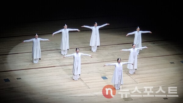 서울 종로구 세종문화회관에서 크라운해태제과 주최 창신제 공연이 펼쳐지고 있다. (사진=뉴스포스트 최문수 기자)