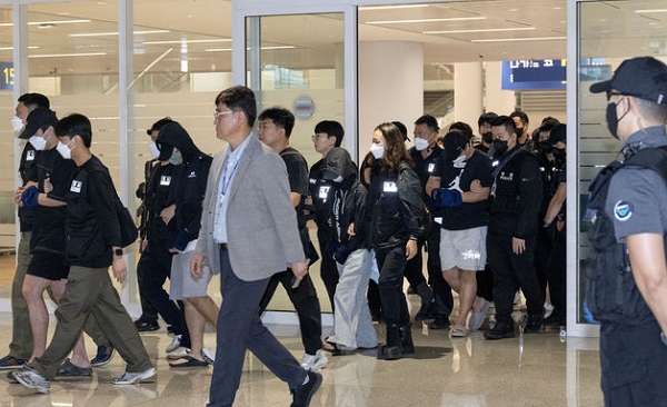 지난 18일 캄보디아 당국의 범죄단지 단속으로 적발돼 구금됐던 한국인들이 인천국제공항 2터미널을 통해 송환되고 있다. (사진=뉴시스)