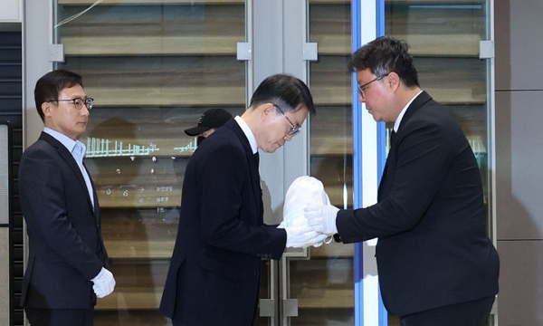 21일 캄보디아 범죄단지에서 고문을 당해 숨진 한국인 대학생의 유해가 인천국제공항 2터미널을 통해 송환돼 안중만 경북경찰청 형사기동대장에게 인수되고 있다. (사진=뉴시스)