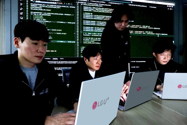 LG유플러스 임직원이 모의해킹 진행 상황에 대한 정보를 공유하고 있는 모습. (사진=LGU+)