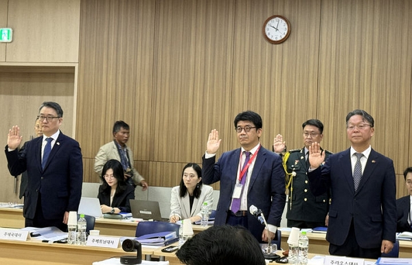 지난 22일(현지 시간) 박용민 주 태국 대사와 김현수 주 캄보디아 대사 대리, 정영수 주 라오스 대사가 캄보디아 프놈펜 주캄보디아 한국 대사관에서 열린 외교통일위원회 국정감사에 출석해 증인선서를 하고 있다.(사진=주 캄보디아 한국 대사관 제공)