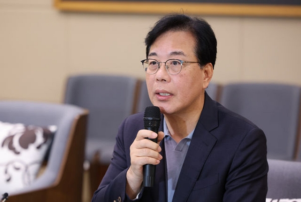 23일 국회 외교통일위원회 캄보디아 방문 일정을 마치고 귀국한 송언석 국민의힘 원내대표가 인천국제공항 1터미널에서 캄보디아 사태 관련 기자간담회를 하고 있다. (사진=뉴시스)