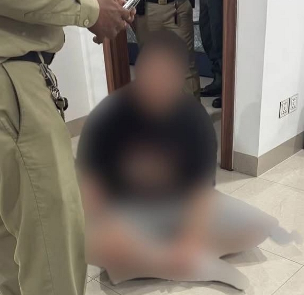 [뉴스포스트=이별님 기자]김병주 더불어민주당 의원이 자신의 SNS에 올린 구출 청년의 모습. (사진=김병주 더불어민주당의원 페이스북 캡처)