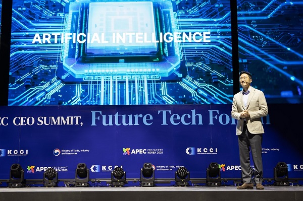 정기선 HD현대 회장이 APEC CEO 서밋 퓨처 테크 포럼에서 K-조선업의 미래에 대해 설명하고 있다. (사진=HD조선)