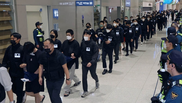 지난 18일 캄보디아 당국의 범죄단지 단속으로 적발돼 구금됐던 한국인들이 인천국제공항 2터미널을 통해 송환되고 있다. (사진=뉴시스)