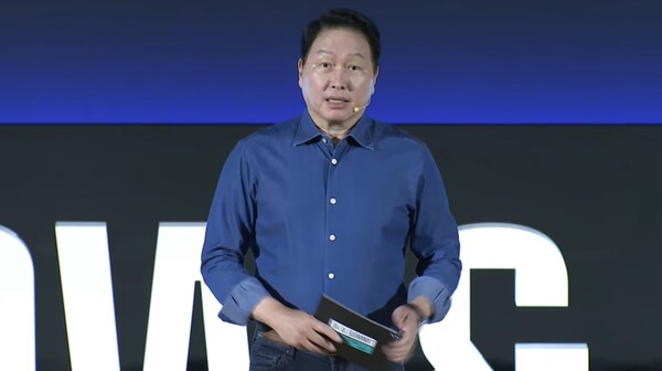 최태원 SK그룹 회장이 3일 서울 코엑스에서 개최된 'SK AI 서밋'에서 기조연설을 진행하고 있다.