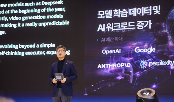 정재헌 SKT CEO가 3일 열린 ‘SK AI Summit 2025’에서 발표하고 있는 모습. 