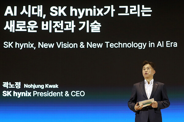 SK하이닉스 곽노정 대표이사 사장이 3일 서울 삼성동 코엑스에서 열린 'SK AI 서밋 2025'에서 'AI 시대, SK하이닉스가 그리는 새로운 비전과 기술'을 주제로 기조연설을 진행하고 있다. (사진=SK하이닉스)