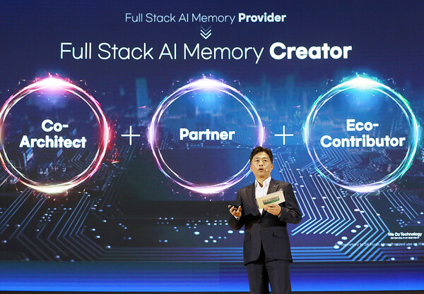 SK하이닉스 곽노정 대표이사 사장이 3일 서울 삼성동 코엑스에서 열린 'SK AI 서밋 2025'에서 'AI 시대, SK하이닉스가 그리는 새로운 비전과 기술'을 주제로 기조연설을 진행하고 있다. (사진=SK하이닉스)