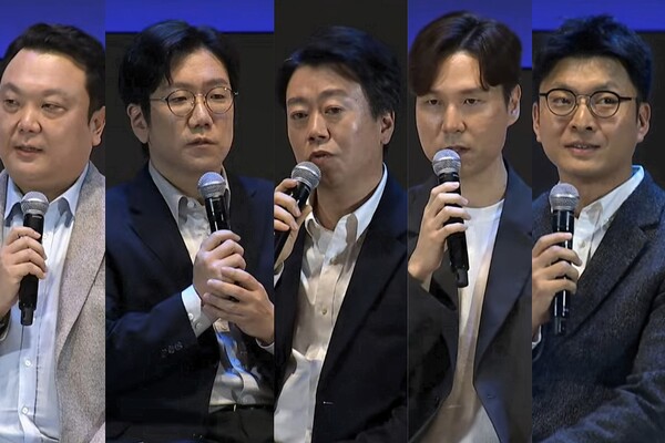  패널들이 'SK AI 서밋 2025' 마지막 키노트 세션에서 '한국형 소버린 AI의 현재와 미래'를 주제로 토의를 하고 있다. (왼쪽부터) 김유철 LG AI 연구원 전략부문장·성낙호 네이버클라우드 Hyperscale AI 기술총괄·김태윤 SK텔레콤 파운데이션 모델 담당·김민재 NC AI CTO·이활석 업스테이지 CTO. (사진=SK AI 서밋)