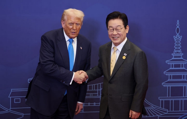 지난달 29일 이재명 대통령이 경상북도 경주 힐튼호텔 그랜드볼룸에서 열린 대통령 주최 정상 특별만찬에서 도널드 트럼프 미국 대통령을 영접하고 있다. (사진=뉴시스)