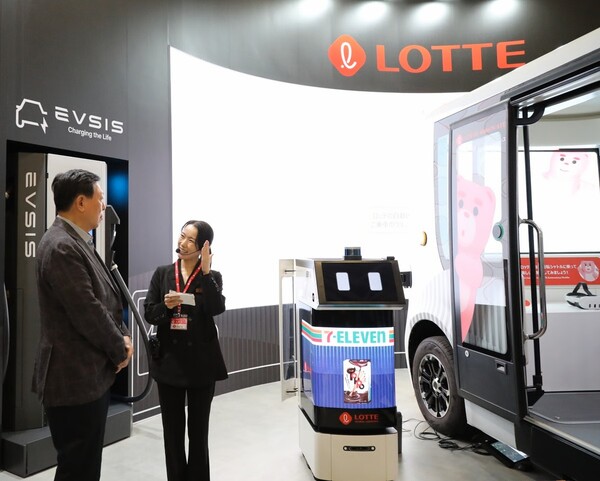 신동빈 롯데그룹 회장이 3일 일본 도쿄 빅 사이트에서 열리고 있는 '재팬모빌리티쇼 2025'의 롯데관을 찾아 그룹의 모빌리티 사업을 점검했다. (사진=롯데)