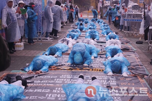 지난해 11월 21일 서울 여의도 국회의사당 앞에서 전국장애인부모연대는 '발달장애인 예산 증액 촉구 집회'를 열고 108배 오체투지를 진행했다. (사진=뉴스포스트 DB)