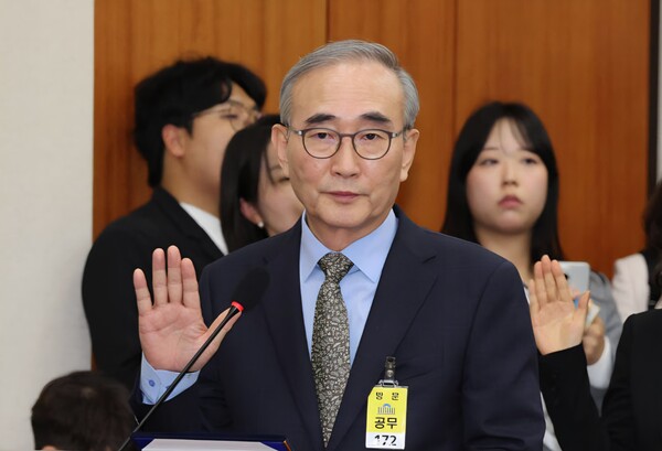 김영섭 KT 대표이사가 지난달 14일 오후 서울 여의도 국회에서 열린 정무위원회 국정감사에서 증인 선서를 하고 있다. (사진=뉴시스)