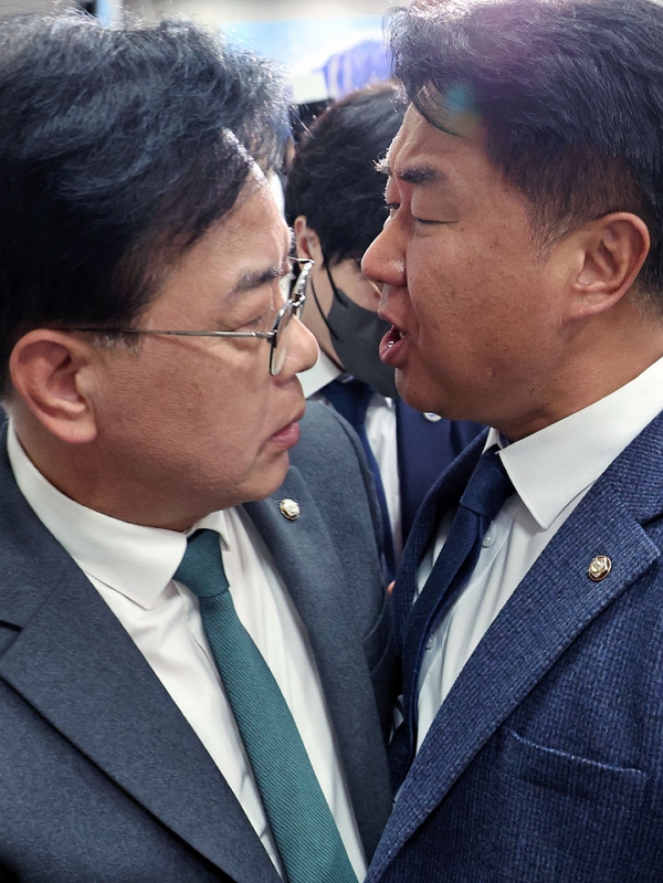 지난 6일 송언석 국민의힘 원내대표와 이기헌 더불어민주당 의원이 서울 여의도 국회에서 열린 운영위원회의 대통령비서실 등 국정감사에서 정회 후 퇴장하는 과정에 충돌하고 있다. (사진=뉴시스)