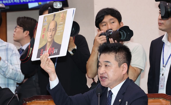 지난달 13일 최혁진 무소속 의원이 서울 여의도 국회에서 열린 법제사법위원회의 대법원 등 국정감사에서 손팻말을 들고 발언하고 있다. (사진=뉴시스)