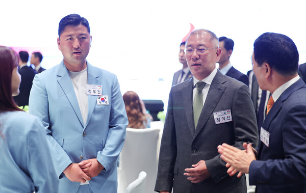 대한양궁협회장인 정의선 현대자동차그룹 회장이 지난해 8월 22일 서울 한 호텔에서 열린 2024 파리올림픽 선수단 격려 행사에 참석해 양궁 전훈영(왼쪽), 김우진(왼쪽 두번째)과 대화하고 있다. (사진=뉴시스)