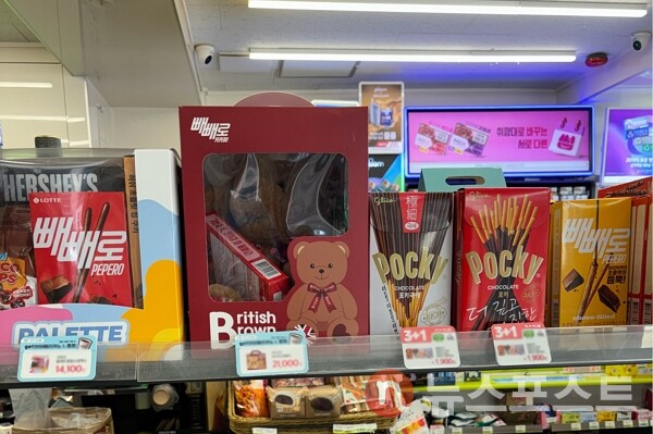 11일 서울 송파구의 한 편의점에서 막대 과자들이 진열돼 있다. (사진=뉴스포스트 이별님 기자)