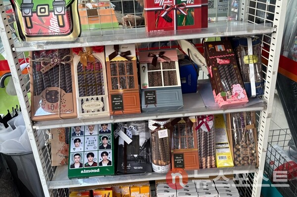 11일 서울 송파구의 한 편의점에서 막대 과자들이 진열돼 있다. (사진=뉴스포스트 이별님 기자)