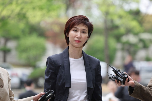 지난해 4월 노소영 아트센터 나비 관장이 서울 서초구 서울고등법원에서 열린 이혼 소송 항소심 2차 변론에 출석하고 있다. (사진=뉴시스)