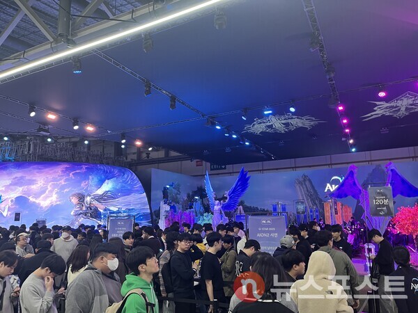 지스타2025가 열린 부산 벡스코 엔씨소프트 아이온2 부스에 13일 12시께 참관객들이 줄을 선 모습. (사진=김윤진 기자)