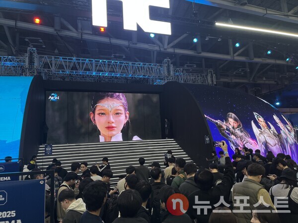 지스타2025가 열린 부산 벡스코 엔씨소프트 시네마에 13일 12시께 참관객들이 줄을 선 모습. (사진=김윤진 기자)