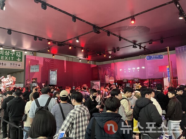 지스타2025가 열린 부산 벡스코 엔씨소프트 신더시티 부스에13일 12시께 참관객들이 줄을 선 모습. (사진=김윤진 기자)