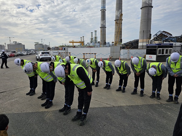 시공사인 HJ중공업 경영진이 13일 오전  울산화력발전소 보일러 타워 붕괴 사고 와관련해 피해자와 유가족들에게 사과하며 고개를 숙이고 있다. (사진=뉴시스)