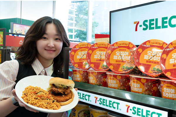 세븐일레븐이 롯데리아와 협업해 세븐셀렉트 오징어얼라이브 매콤볶음면을 출시했다. (사진=세븐일레븐)