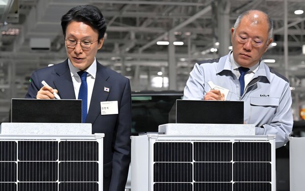 김민석 국무총리와 정의선 현대차그룹 회장이 14일 오전 경기 화성에서 열린 기아 화성 EVO 플랜트 East준공식 및 West기공식에서 기념 세리머니로 표시석에 서명을 하고 있다. (사진=뉴시스)