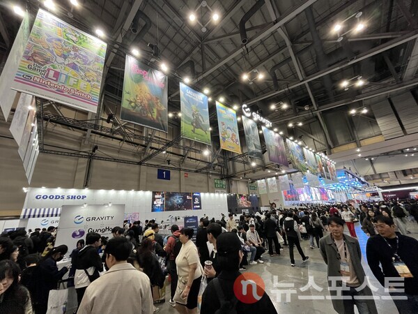 겅호온라인엔터테인먼트와 자회사 그라비티 지스타2025 부스에 인파가 몰려 있는 모습. (사진=김윤진 기자)