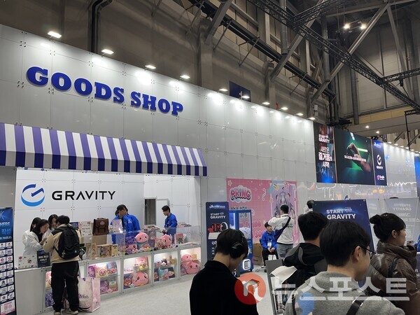 그라비티 부스 굿즈샵. 라그나로크 IP 마스코트격 캐릭터 포링 인형이 보인다. (사진=김윤진 기자)