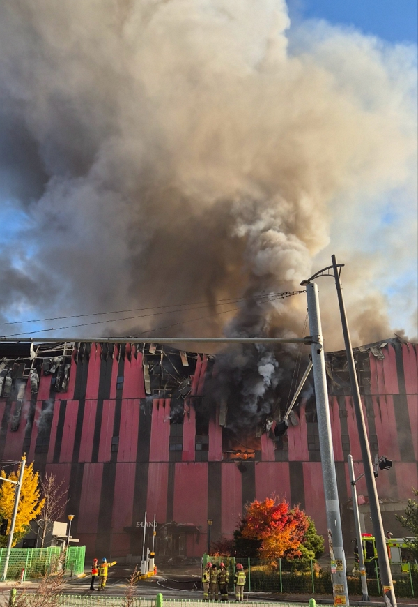 15일 오전 충청남도 천안시 동남구 풍세면 이랜드패션 물류센터에서 불이나 건물이 타고, 연기가 치솟고 있다. (사진=독자 제공)