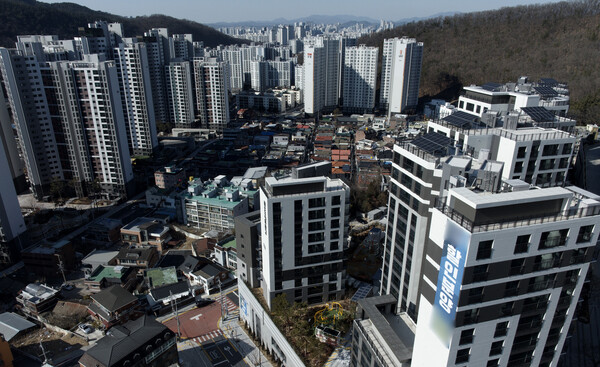 대구 수성구의 한 아파트에 할인분양 관련 현수막이 붙어있다. (사진=뉴시스)