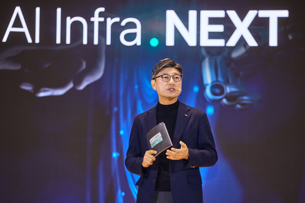 정재헌 SKT CEO가 3일 열린 ‘SK AI Summit 2025’에서 발표하고 있는 모습. (사진=SKT)