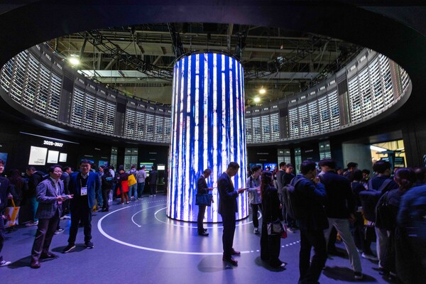 CES 2025 SK그룹 전시관 메인 전시 공간에 구현된 ‘AI 데이터 센터’ (사진=SKT)