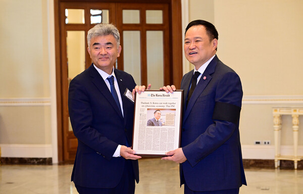 대우건설 정원주 회장(왼쪽)과 태국 아누틴 찬위라꾼 총리(오른쪽)가 면담 후 기념사진을 촬영하고 있다. (사진=대우건설)
