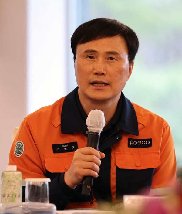 이희근 포스코 사장이 5일 경북 포항시 포스코 청송대에서 열린 철강 산업 위기 극복을 위한 현장 간담회에서 인사말을 하고 있다. (사진=뉴시스)