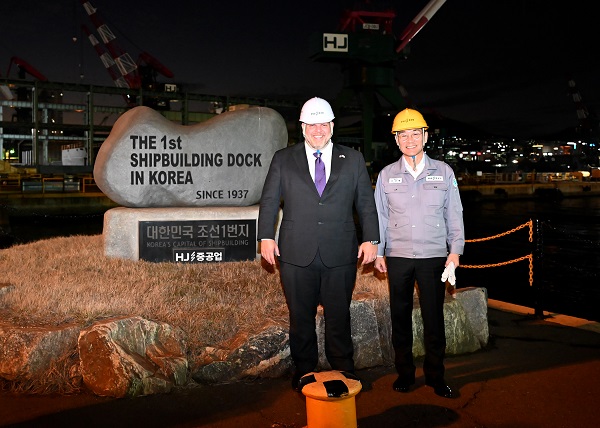 알렉스 크루츠(Alex Krutz) 미 상무부 부차관보(왼쪽)와 유상철 HJ중공업 대표(오른쪽)가 HJ중공업이 보유한 부산 영도 조선소에서 기념 촬영을 하고 있다. (사진=HJ중공업)