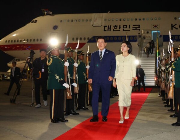 G20 정상회의에 참석하는 이재명 대통령과 김혜경 여사가 21일(현지 시간) 남아프리카공화국 요하네스버그 O.R. 탐보 국제공항에 도착해 공군1호기에서 내려 이동하고 있다. (사진=뉴시스)