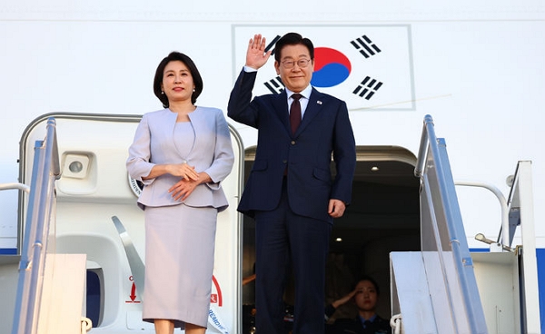 23일(현지 시간) 이재명 대통령과 김혜경 여사가 남아프리카공화국 요하네스버그 국제공항에서 튀르키예 앙카라로 출발하기 위해 공군 1호기에 탑승해 인사하고 있다. (사진=뉴시스)