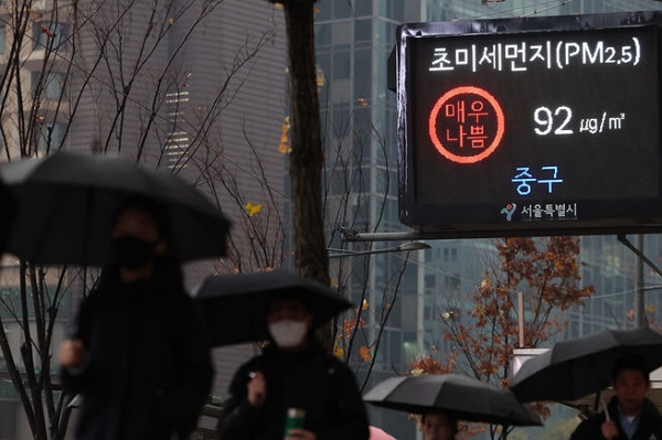 25일 황사비가 내리면서 서울 중구 세종대로의 전광판에 초미세먼지 농도가 '매우 나쁨'으로 게시돼 있다. (사진=뉴시스)