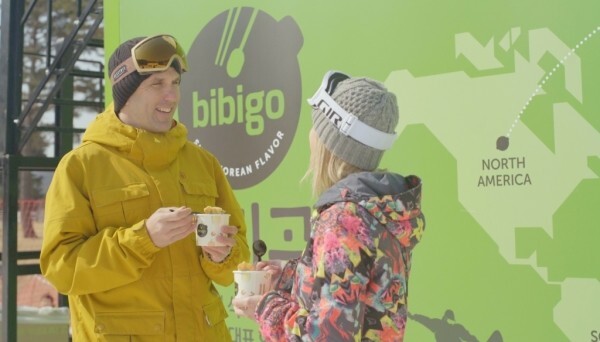 2018 평창 동계 올림픽 당시 CJ제일제당이 원주 오크밸리에 설치한 비비고 부스를 찾은 외국인 관광객들이 부스 앞에서 비비고 제품을 활용해 특별히 선보인 메뉴를 먹고 있다. (사진=CJ제일제당)