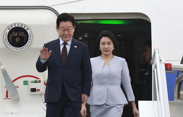 지난 24일(현지 시간) 튀르키예를 국빈 방문한 이재명 대통령과 김혜경 여사가 앙카라 에센보아 국제공항에 도착해 공군 1호기에서 내리며 인사하고 있다. (사진=뉴시스)