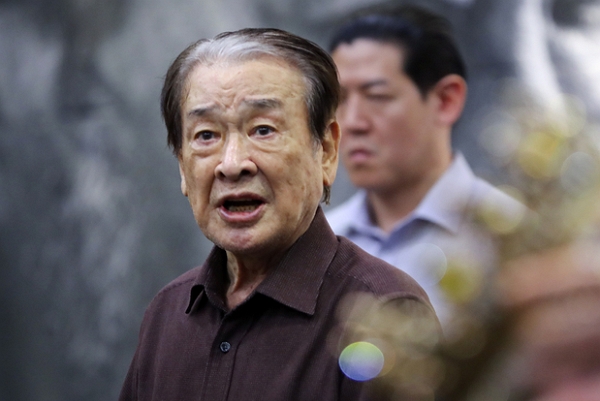 지난 2023년 5월 배우 이순재가 서울 SNU 장학빌딩 베리타스홀에서 열린 연극 리어왕 연습실 공개 행사에서 장면 시연을 하고 있다. (사진=뉴시스)